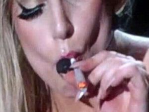 ¡Lady Gaga fuma marihuana en escena! 